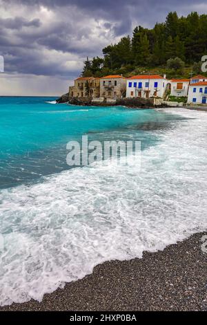 Temps nuageux, mauvais temps, petit village isolé de Kyparissi en hiver dans le Péloponnèse, Arcadia, Grèce Banque D'Images