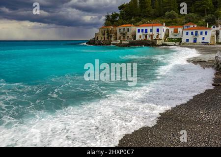 Temps nuageux, mauvais temps, petit village isolé de Kyparissi en hiver dans le Péloponnèse, Arcadia, Grèce Banque D'Images
