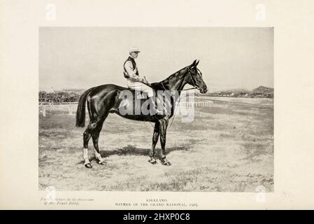 Kirkland vainqueur du Grand National de 1905 Kirkland (Foaled 1896) était un cheval de course de race Thoroughbred de race irlandaise qui a participé aux courses de National Hunt. Kirkland est plus célèbre pour avoir remporté le Grand National 1905 tout en étant monté par Frank Mason. Il a été le premier, et jusqu'à présent le seul, cheval galloise à avoir gagné le Grand National du livre Heroes and Heroines of the Grand National par Finch Mason, Un compte-entier de chaque course de sa fondation en 1839 à l'année actuelle. Date de publication 1907 Londres: : The Biographical Press, 12, rue Henrietta, Covent Garden, W.C. Banque D'Images