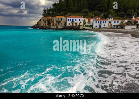Temps nuageux, mauvais temps, petit village isolé de Kyparissi en hiver dans le Péloponnèse, Arcadia, Grèce Banque D'Images