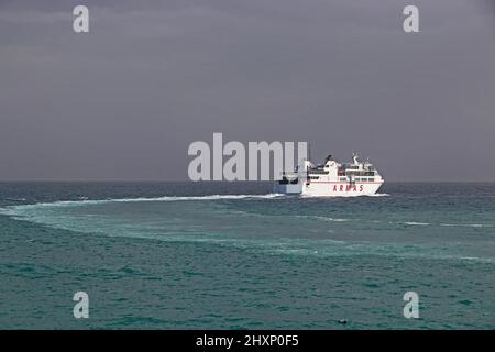 Volcan de Tindaya, bateau de ferry Naviera Armas quittant Playa Blanca Lanzarote pour Corralejo Fuerteventura Banque D'Images