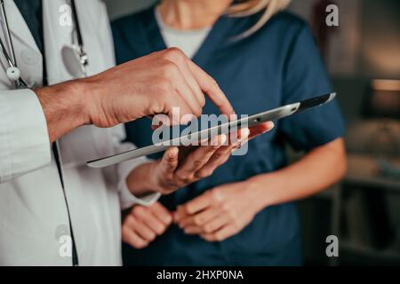 Gros plan médecin sur tablette numérique Banque D'Images