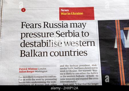 "Craintes la Russie pourrait faire pression sur la Serbie pour déstabiliser les pays des Balkans occidentaux" journal Guardian article coupure de titre le 12 mars 2022 Londres Royaume-Uni Banque D'Images