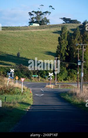 Panneaux routiers à l'intersection et croisement de chemin de fer près de Pahiatua, district de Tararua, Île du Nord, Nouvelle-Zélande Banque D'Images