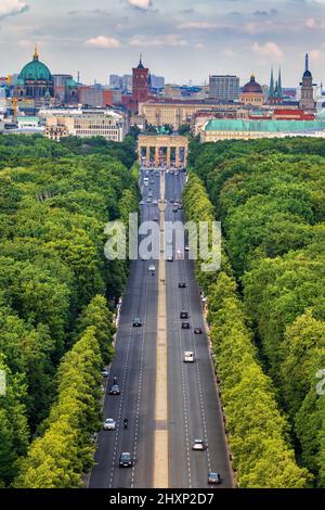 Vue aérienne de Berlin en Allemagne, vue aérienne au-dessus de la rue à travers le parc Tiergarten vers la porte de Brandebourg. Banque D'Images