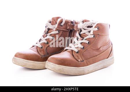 Vieilles chaussures sales isolées sur fond blanc Banque D'Images