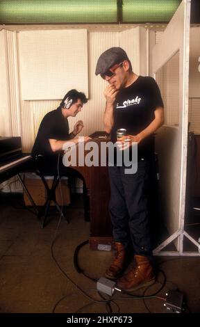 Ian Dury dans le studio d'enregistrement de Londres 1982 Banque D'Images