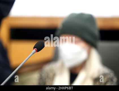 Essen, Allemagne. 14th mars 2022. La femme de 83 ans accusée attend le début du procès. Environ deux ans après un accident grave à un arrêt de tramway à Essen, avec beaucoup de blessés et un mort, la femme doit se présenter à un procès. L'accusation est un homicide par négligence, des lésions corporelles par négligence dans 10 cas et un danger pour la circulation routière. Crédit : Roland Weihrauch/dpa/Alay Live News Banque D'Images