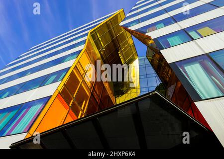 Le bâtiment Stockholm de l'année 2010 est le nouveau bâtiment de bureau d'Ericsson à Kista, où une "fissure" dans la façade donne l'excitation à l'ensemble du volume an Banque D'Images