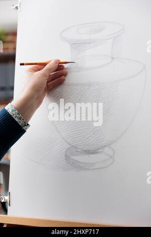Gros plan d'un homme âgé qui dessine à la main des œuvres d'art dans un atelier d'art. Dessinez un cours de skil hobby, en esquissant l'activité pour la vieille personne dans l'étude d'enseignant de classe Banque D'Images