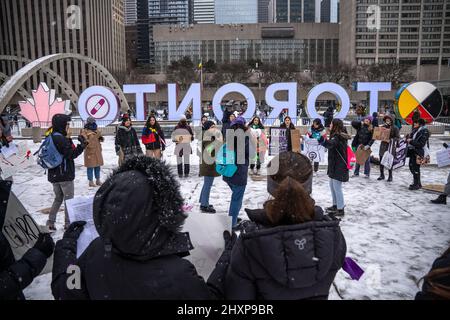 Toronto, Canada. 13th mars 2022. Les manifestants ont écouté les discours lors du rassemblement des femmes « Live with No Fear ». Les femmes organisent une marche féministe pour exiger la justice et faire de la violence visible contre les femmes latino-américaines devant l'hôtel de ville de Toronto. Crédit : SOPA Images Limited/Alamy Live News Banque D'Images