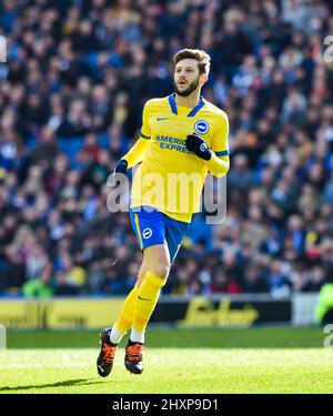 Adam Lallana de Brighton lors du match de la Premier League entre Brighton et Hove Albion et Liverpool au stade American Express, Brighton , Royaume-Uni les joueurs de Brighton portaient leur troisième bande de bleu et jaune pour soutenir l'Ukraine - 12th mars 2022 usage éditorial seulement. Pas de merchandising. Pour les images de football, les restrictions FA et Premier League s'appliquent inc. Aucune utilisation Internet/mobile sans licence FAPL - pour plus de détails, contactez football Dataco Banque D'Images