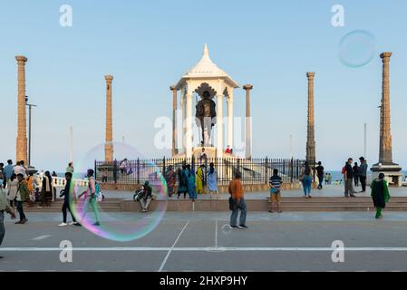 Pondichéry, Inde - 12 mars 2022 : statue de Gandhi sur la promenade du bord de mer. Banque D'Images