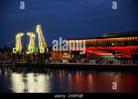 Szczecin, Pologne, mars 6 2022: Centre scientifique maritime à Szczecin sur le remblai de chrombry à côté des grues. Banque D'Images