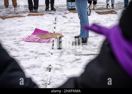 Toronto, Canada. 13th mars 2022. Des pancartes vues sur le terrain pendant le rallye des femmes « Live with No Fear ». Les femmes organisent une marche féministe pour exiger la justice et faire de la violence visible contre les femmes latino-américaines devant l'hôtel de ville de Toronto. (Photo de Katherine Cheng/SOPA Images/Sipa USA) crédit: SIPA USA/Alay Live News Banque D'Images