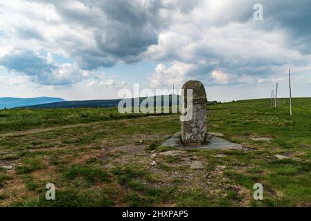 La frontière historique en pierre sur le trou de Vysoka et la colline de Prade dans les montagnes Jeseniky en République tchèque Banque D'Images