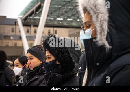 Toronto, Canada. 13th mars 2022. Les manifestants ont écouté les discours lors du rassemblement des femmes « Live with No Fear ». Les femmes organisent une marche féministe pour exiger la justice et faire de la violence visible contre les femmes latino-américaines devant l'hôtel de ville de Toronto. (Photo de Katherine Cheng/SOPA Images/Sipa USA) crédit: SIPA USA/Alay Live News Banque D'Images