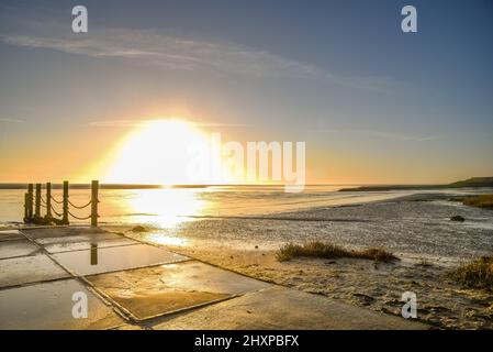 Oostoever, pays-Bas, février 2022. Lever du soleil à Waddenzee près de Den Helder. Photo de haute qualité Banque D'Images