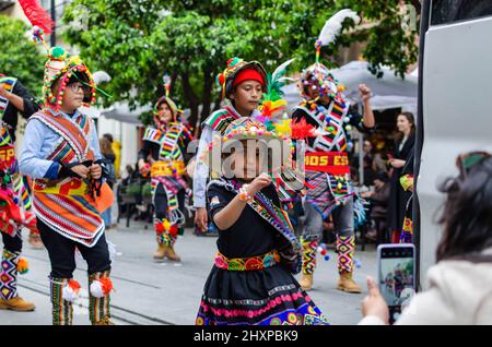 Séville, Espagne; 12 mars 2022: Les jeunes dansent pendant le carnaval bolivien Banque D'Images