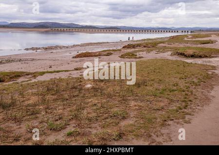 Viaduc d'Arnside et plage sur la rivière Kent. Banque D'Images