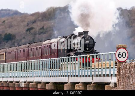 Machine à vapeur restaurée Leander traversant le viaduc d'Arnside au-dessus de la rivière Kent avec le Cumbrian Coast Express. Banque D'Images