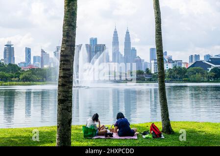 Kuala Lumpur, Malaisie. 11th mars 2022. Les gens ont un pique-nique dans un parc de Kuala Lumpur, Malaisie, le 11 mars 2022. Credit: Zhu Wei/Xinhua/Alay Live News Banque D'Images