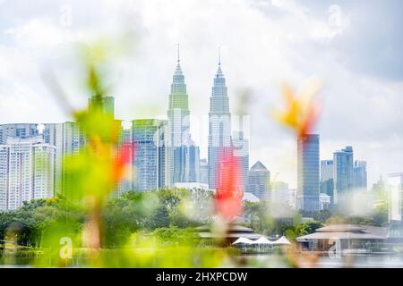 Kuala Lumpur, Malaisie. 11th mars 2022. Les tours jumelles Petronas sont vues à Kuala Lumpur, en Malaisie, le 11 mars 2022. Credit: Zhu Wei/Xinhua/Alay Live News Banque D'Images