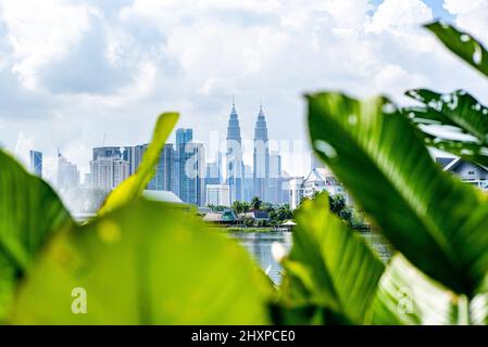 Kuala Lumpur, Malaisie. 11th mars 2022. Les tours jumelles Petronas sont vues à Kuala Lumpur, en Malaisie, le 11 mars 2022. Credit: Zhu Wei/Xinhua/Alay Live News Banque D'Images