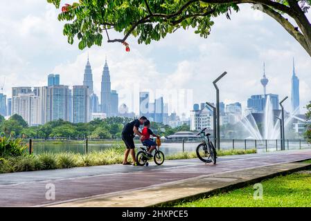 Kuala Lumpur, Malaisie. 11th mars 2022. Les gens font du vélo dans un parc de Kuala Lumpur, en Malaisie, le 11 mars 2022. Credit: Zhu Wei/Xinhua/Alay Live News Banque D'Images