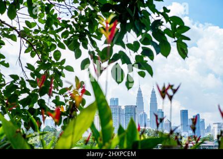 Kuala Lumpur, Malaisie. 11th mars 2022. Les tours jumelles Petronas sont vues à Kuala Lumpur, en Malaisie, le 11 mars 2022. Credit: Zhu Wei/Xinhua/Alay Live News Banque D'Images