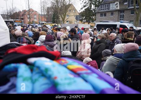 Hambourg, Allemagne. 14th mars 2022. Les réfugiés ukrainiens attendent leur admission devant le bureau d'enregistrement des réfugiés du Bureau des migrations de Hammer Straße. Credit: Marcus Brandt/dpa/Alay Live News Banque D'Images