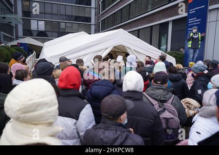 Hambourg, Allemagne. 14th mars 2022. Les réfugiés ukrainiens attendent leur admission devant le bureau d'enregistrement des réfugiés du Bureau des migrations de Hammer Straße. Credit: Marcus Brandt/dpa/Alay Live News Banque D'Images