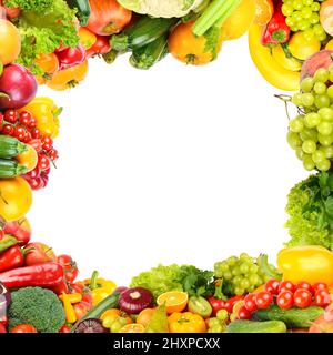 Fond carré de légumes frais et de fruits sous forme de cadre large. Isolé sur blanc. Banque D'Images