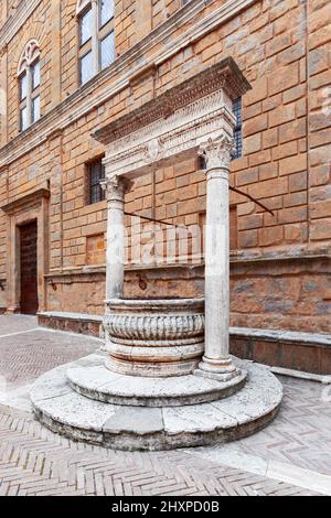 Le vieux Piccolomini bien dans la Piazza Pio II à Pienza, Toscane Banque D'Images