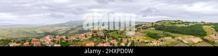 Vue panoramique sur les collines de Toscane avec la ville médiévale de Castiglione d'Orcia. Italie Banque D'Images