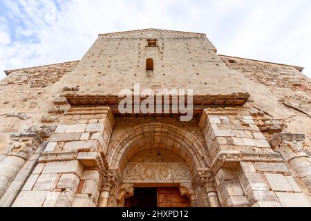 Le portail, décoré avec des motifs animaux et végétaux de l'abbaye de Sant Antimo (Abbazia di Sant'Antimo) Val d'Orcia, Italie Banque D'Images