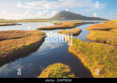 Belle lumière dorée sur le paysage de montagne du marais salé à Northton sur l'île de Lewis et Harris sur les Hébrides extérieures, Écosse, Royaume-Uni. Banque D'Images