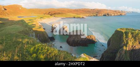 Vue panoramique sur un paysage marin spectaculaire qui s'étend sur la baie de Garry Beach sur l'île de Lewis et Harris dans les Hébrides extérieures d'Écosse. Banque D'Images