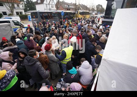 Hambourg, Allemagne. 14th mars 2022. Les réfugiés ukrainiens attendent leur admission devant le bureau d'enregistrement des réfugiés du Bureau des migrations de Hammer Straße. Credit: Marcus Brandt/dpa/Alay Live News Banque D'Images