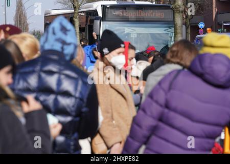 Hambourg, Allemagne. 14th mars 2022. Les réfugiés ukrainiens attendent leur admission devant le bureau d'enregistrement des réfugiés du Bureau des migrations de Hammer Straße. Credit: Marcus Brandt/dpa/Alay Live News Banque D'Images