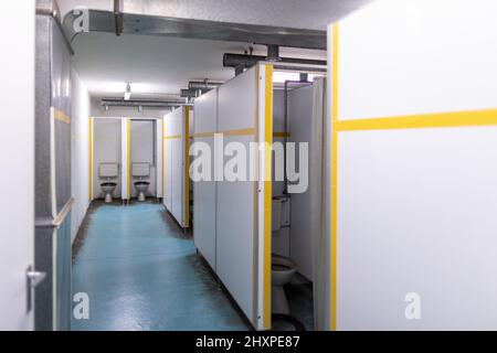 Nuremberg, Allemagne. 13th mars 2022. Les installations sanitaires du bunker NBC sous la gare principale. Le bunker nucléaire a été construit dans les années 70 pendant la 'Guerre froide' et avait pour but de fournir aux citoyens une protection contre les armes nucléaires ou même les armes chimiques et biologiques de destruction massive. Credit: Daniel Karmann/dpa/Alay Live News Banque D'Images