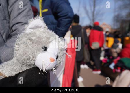 Hambourg, Allemagne. 14th mars 2022. Les réfugiés ukrainiens attendent leur admission devant le bureau d'enregistrement des réfugiés du Bureau des migrations de Hammer Straße. Credit: Marcus Brandt/dpa/Alay Live News Banque D'Images