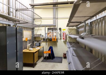 Nuremberg, Allemagne. 13th mars 2022. La chambre du garde du bunker dans le bunker NBC sous la gare principale. Le bunker nucléaire a été construit dans les années 70 pendant la 'Guerre froide' et avait pour but de fournir aux citoyens une protection contre les armes nucléaires ou même les armes chimiques et biologiques de destruction massive. Credit: Daniel Karmann/dpa/Alay Live News Banque D'Images