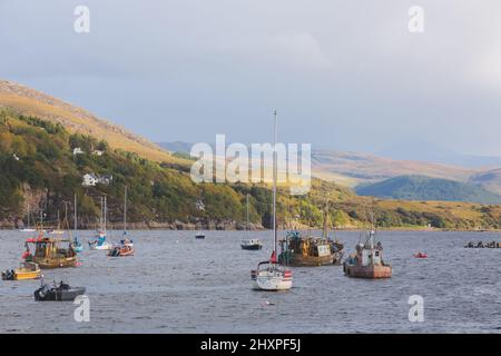 Ullapool, Royaume-Uni - septembre 28 2021 : bateaux de pêche et voiliers moores dans la ville portuaire de pêche en bord de mer d'Ullapool, dans les Highlands écossais, en Écosse Banque D'Images