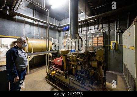 Nuremberg, Allemagne. 13th mars 2022. Un générateur d'alimentation de secours se trouve dans le bunker NBC, sous la station principale. Le bunker nucléaire a été construit dans les années 70 pendant la 'Guerre froide' et avait pour but de fournir aux citoyens une protection contre les armes nucléaires ou même les armes chimiques et biologiques de destruction massive. Credit: Daniel Karmann/dpa/Alay Live News Banque D'Images