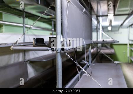 Nuremberg, Allemagne. 13th mars 2022. Les loisirs et la chambre à coucher dans le bunker NBC sous la gare principale. Le bunker nucléaire a été construit dans les années 70 pendant la 'Guerre froide' et avait pour but de fournir aux citoyens une protection contre les armes nucléaires ou même les armes chimiques et biologiques de destruction massive. Credit: Daniel Karmann/dpa/Alay Live News Banque D'Images