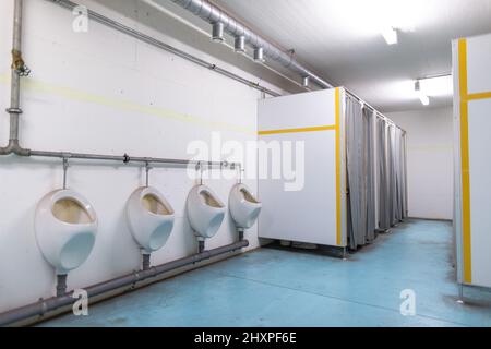 Nuremberg, Allemagne. 13th mars 2022. Les installations sanitaires du bunker NBC sous la gare principale. Le bunker nucléaire a été construit dans les années 70 pendant la 'Guerre froide' et avait pour but de fournir aux citoyens une protection contre les armes nucléaires ou même les armes chimiques et biologiques de destruction massive. Credit: Daniel Karmann/dpa/Alay Live News Banque D'Images