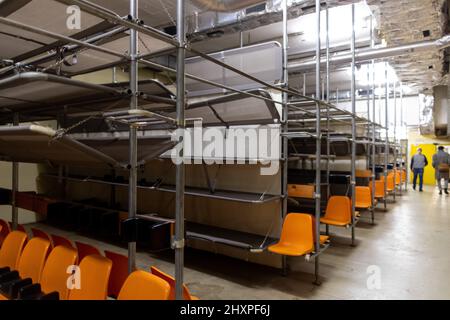 Nuremberg, Allemagne. 13th mars 2022. Une salle de loisirs et de couchage dans le bunker NBC sous la gare principale. Le bunker nucléaire a été construit dans les années 70 pendant la 'Guerre froide' et avait pour but de fournir aux citoyens une protection contre les armes nucléaires ou même les armes chimiques et biologiques de destruction massive. Credit: Daniel Karmann/dpa/Alay Live News Banque D'Images