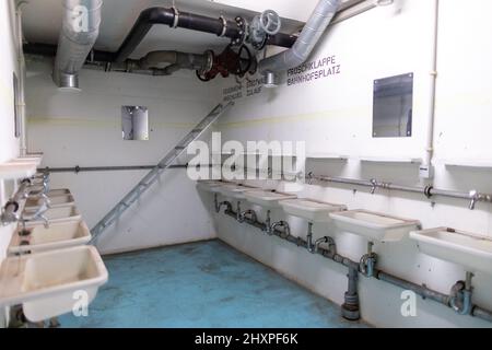 Nuremberg, Allemagne. 13th mars 2022. Les installations sanitaires avec lavabos en plastique dans le bunker NBC sous la station principale. Le bunker nucléaire a été construit en 1970s pendant la 'Guerre froide' et avait pour but de fournir aux citoyens une protection contre les armes nucléaires ou même les armes chimiques et biologiques de destruction massive. Credit: Daniel Karmann/dpa/Alay Live News Banque D'Images