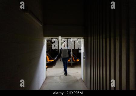 Nuremberg, Allemagne. 13th mars 2022. Passage à la salle de loisirs et de couchage dans le bunker NBC sous la gare principale. Le bunker nucléaire a été construit dans les années 70 pendant la 'Guerre froide' et avait pour but de fournir aux citoyens une protection contre les armes nucléaires ou même les armes chimiques et biologiques de destruction massive. Credit: Daniel Karmann/dpa/Alay Live News Banque D'Images